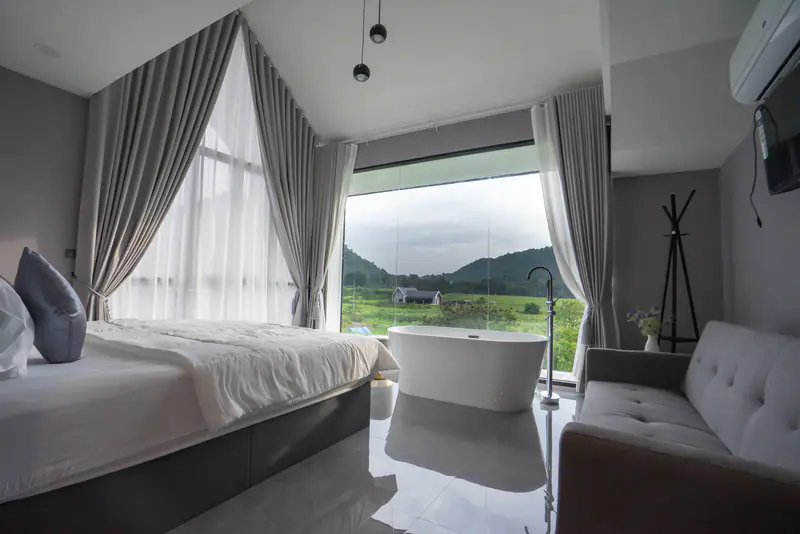 ห้องนอนพร้อมอ่างอาบน้ำวิวเขา