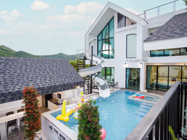 สระว่ายน้ำยามเย็นพร้อมไฟใต้น้ำ