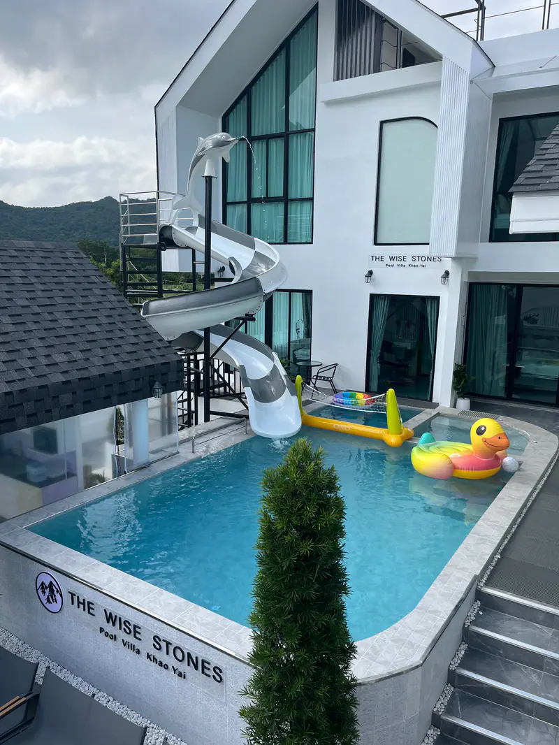 ห่วงยางแฟนซีลอยในสระว่ายน้ำ