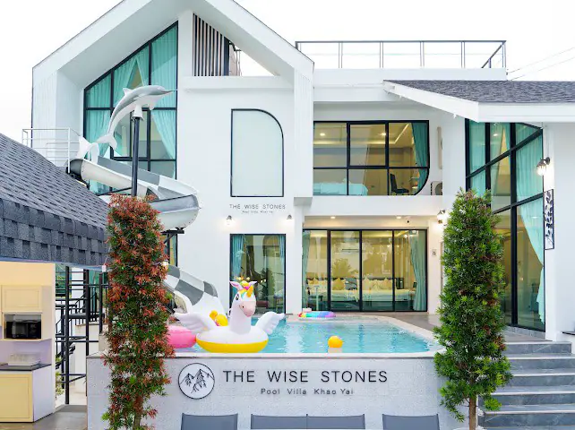 ป้าย The Wise Stones ริมสระว่ายน้ำ