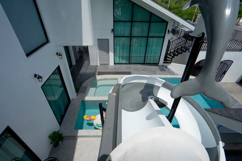 บรรยากาศสระว่ายน้ำกลางวัน